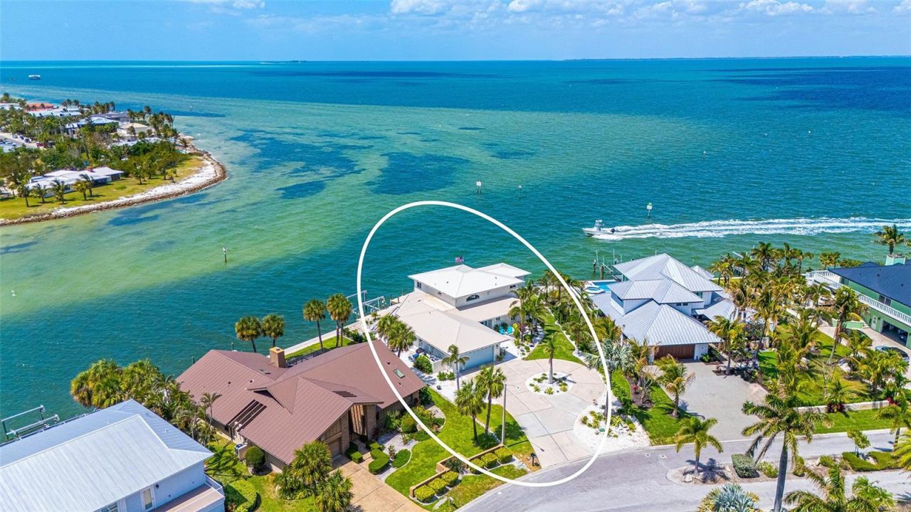 723 Key Royale Drive, Holmes Beach, FL 34217 Photo