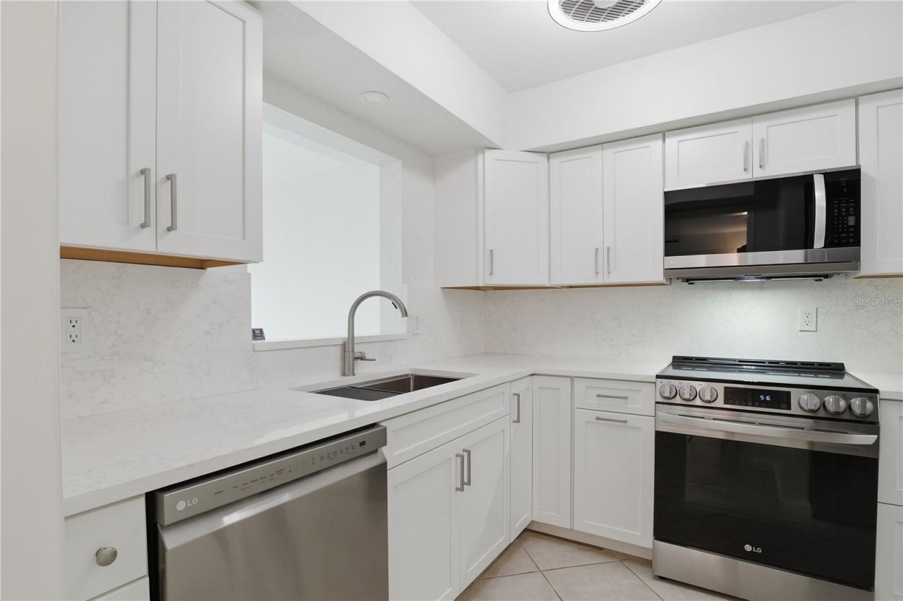 7860 Palm Aire Lane, Unit 103, Sarasota, FL 34243 Photo