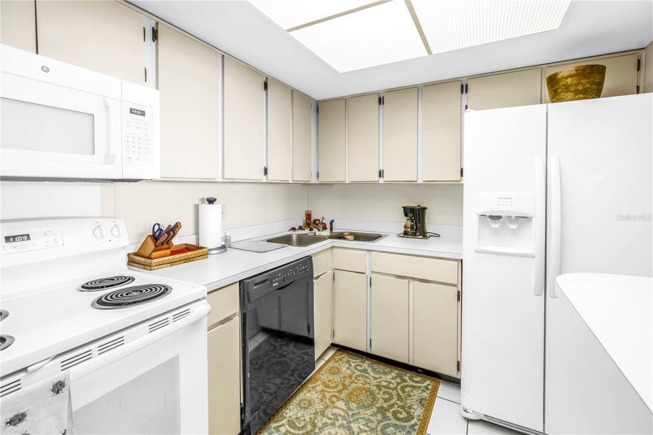 5220 Brittany Drive S, Unit 1204, Saint Petersburg, FL 33715 Photo