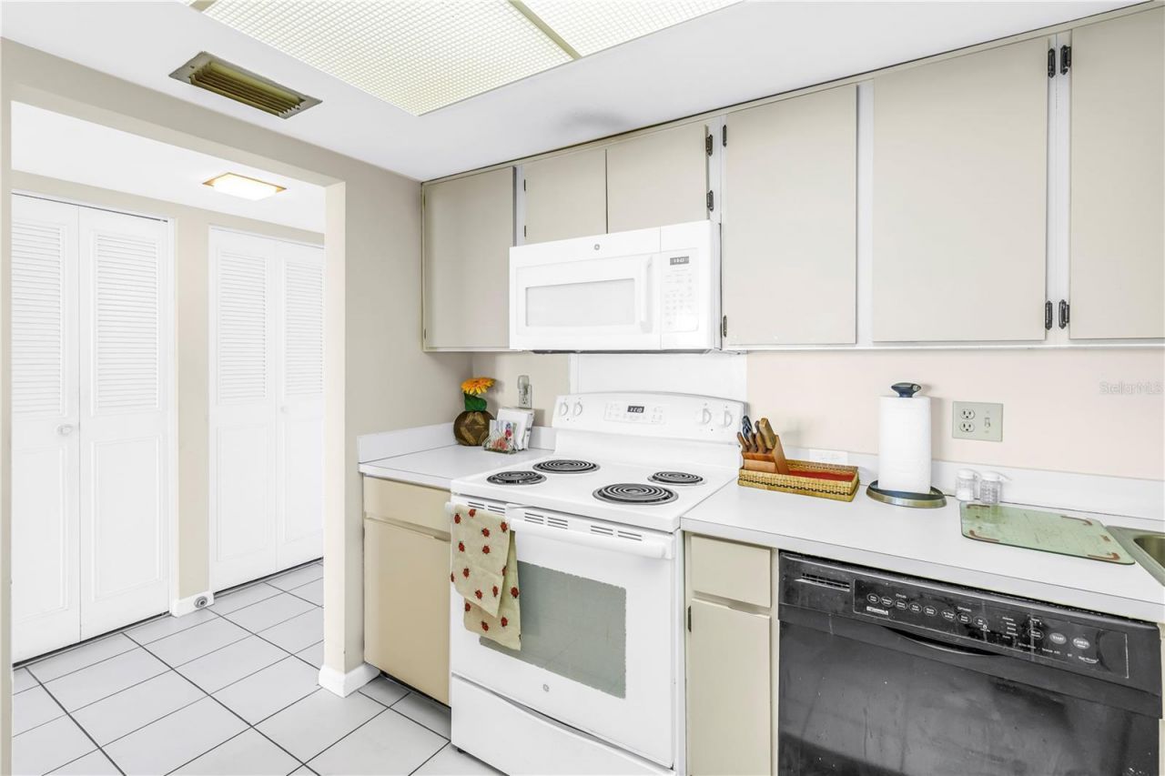 5220 Brittany Drive S, Unit 1204, Saint Petersburg, FL 33715 Photo