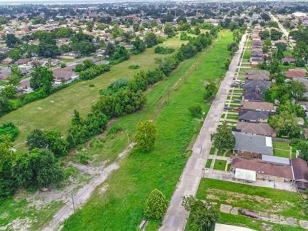 1003 E ST. BERNARD Highway, Chalmette, LA 70043