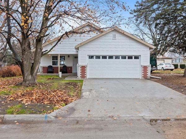 2505 E 40th Street , Des Moines, IA 50317