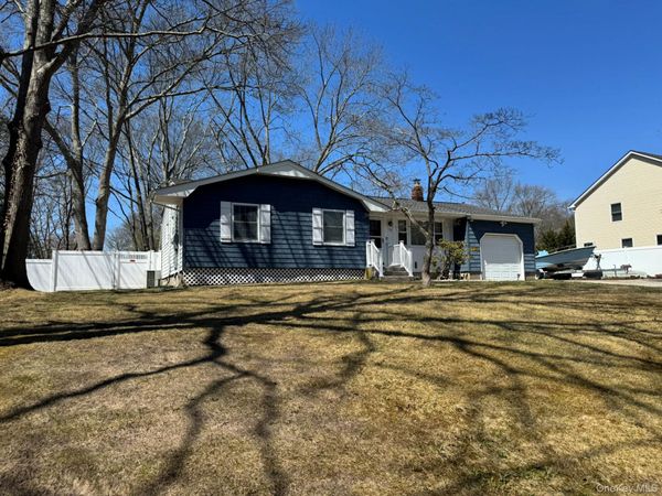 60 Syracuse Avenue, Medford, NY 11763