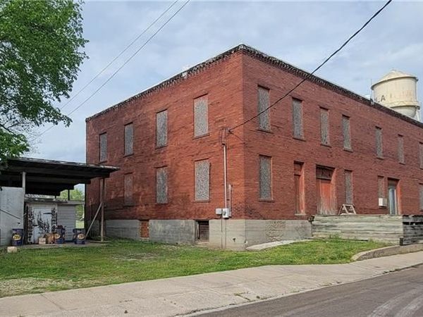 512 E Monroe Street, Iola, KS 66749
