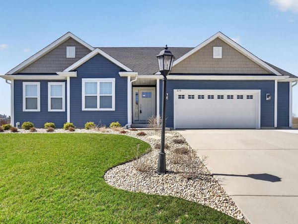 879 Amber Ln, Port Washington, WI 53074