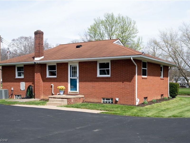 8345 Schubert Avenue N, Alliance, OH 44601 Photo 2