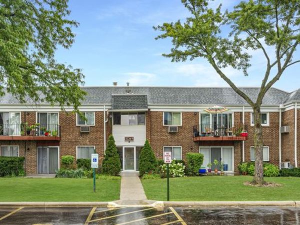 10369 Dearlove Road , Unit 2A, Glenview, IL 60025