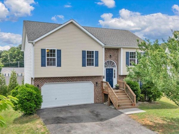 2722 Paddington Station LN, Vinton, VA 24179