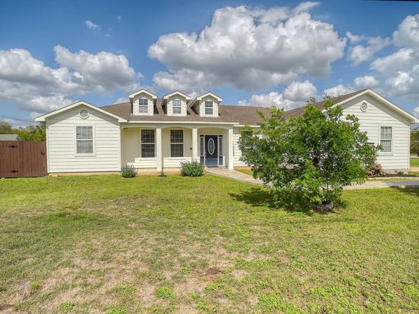 102 W Oak LOOP, Cedar Creek, TX 78612