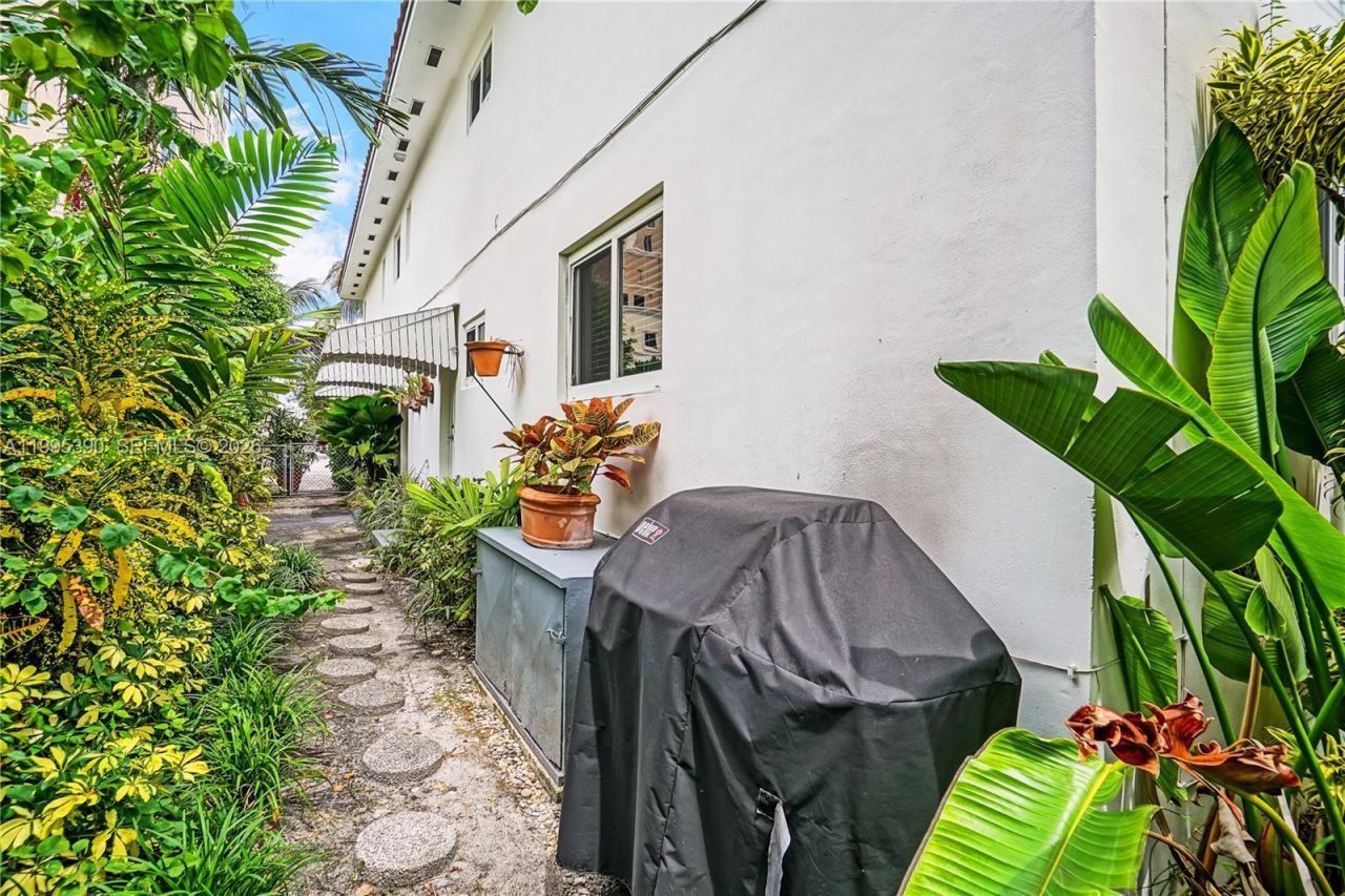 2720 S Le Jeune Rd, Unit 2720, Coral Gables, FL 33134 Photo