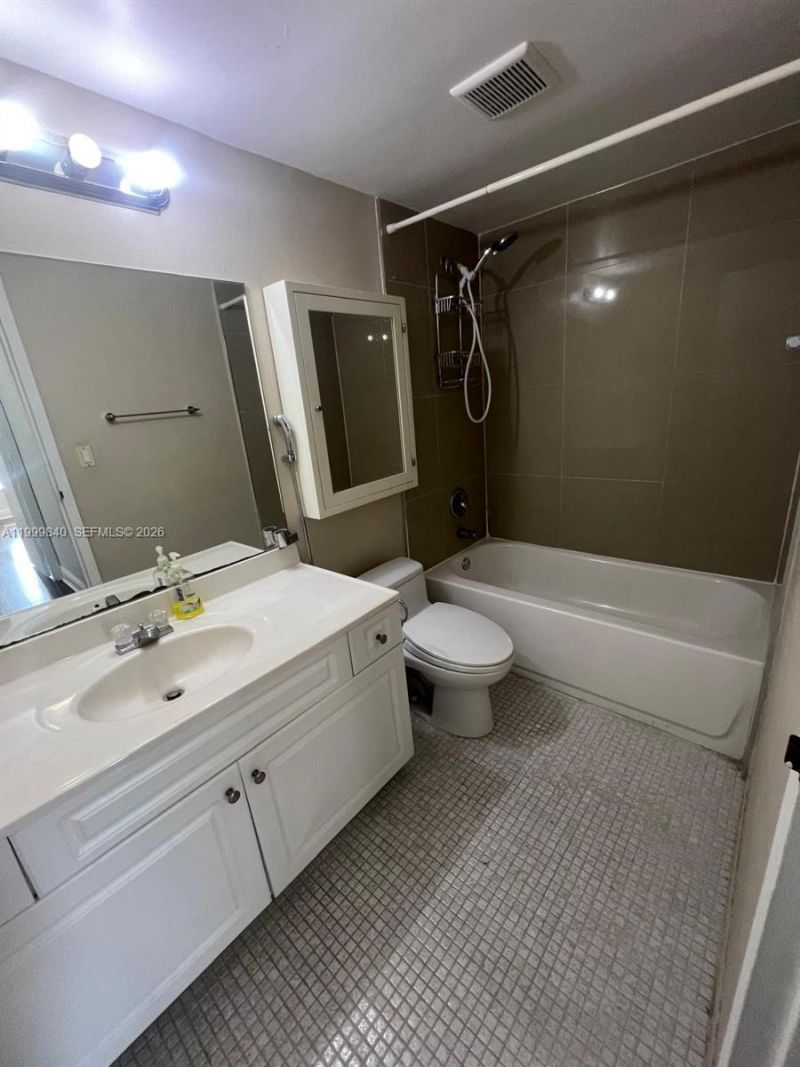 5231 Geneva Way, Unit 204, Doral, FL 33166 Photo