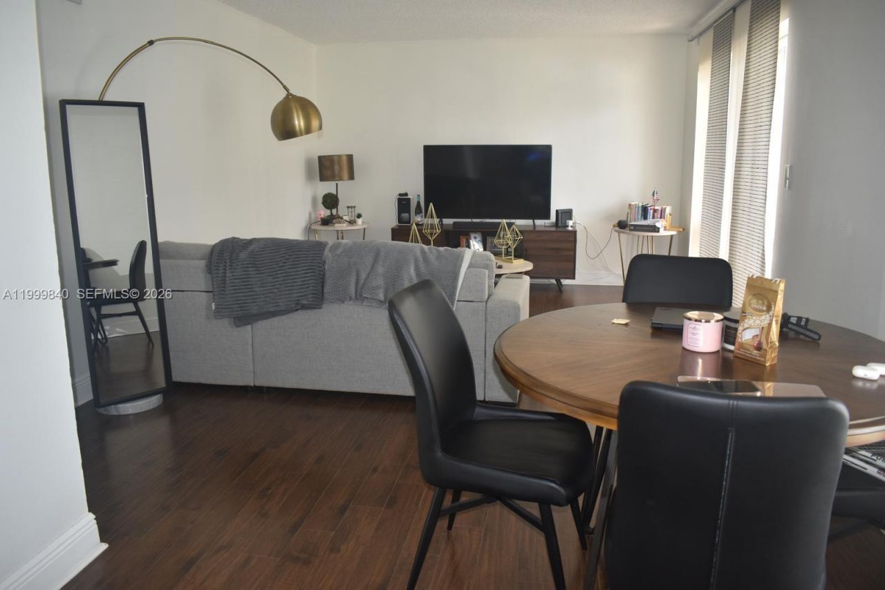 5231 Geneva Way, Unit 204, Doral, FL 33166 Photo