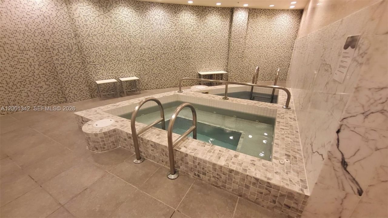 253 NE 2nd St, Unit 1004, Miami, FL 33132 Photo