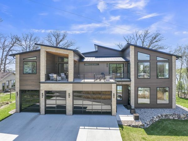 2411 Lakeshore Drive, Wahpeton, IA 51351