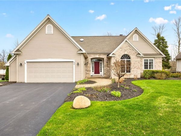 32 Crosswinds Circle, Fairport, NY 14450