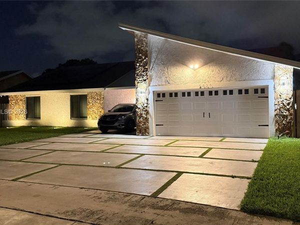 5421 NW 84th Ave , Lauderhill, FL 33351