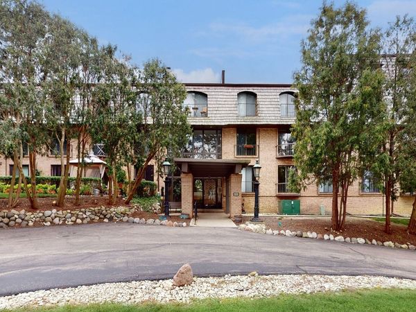 600 W Russell Street , Unit 210, Barrington, IL 60010