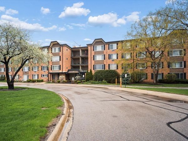 1117 S OLD WILKE Road, Unit 402, Arlington Heights, IL 60005