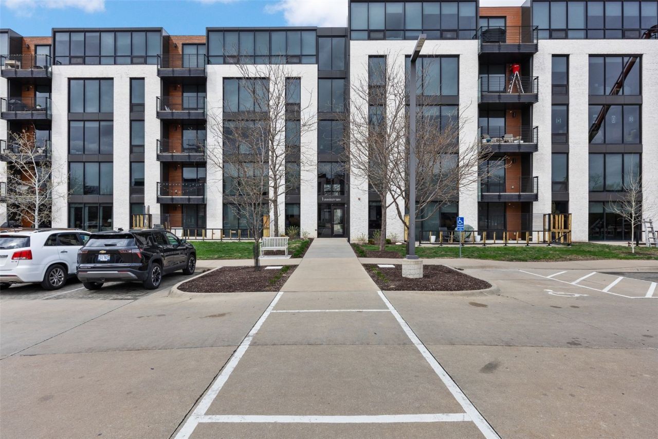 1 University Way, Unit 202, Iowa City, IA 52246 Main Photo