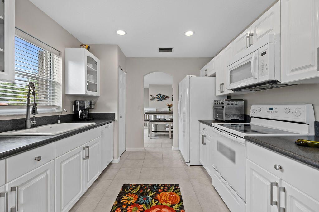 8050 Aberdeen Drive, Unit 202, Boynton Beach, FL 33472 Photo