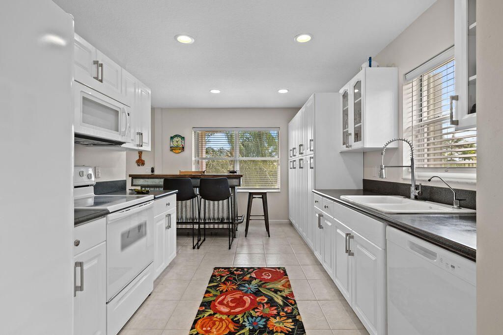 8050 Aberdeen Drive, Unit 202, Boynton Beach, FL 33472 Photo