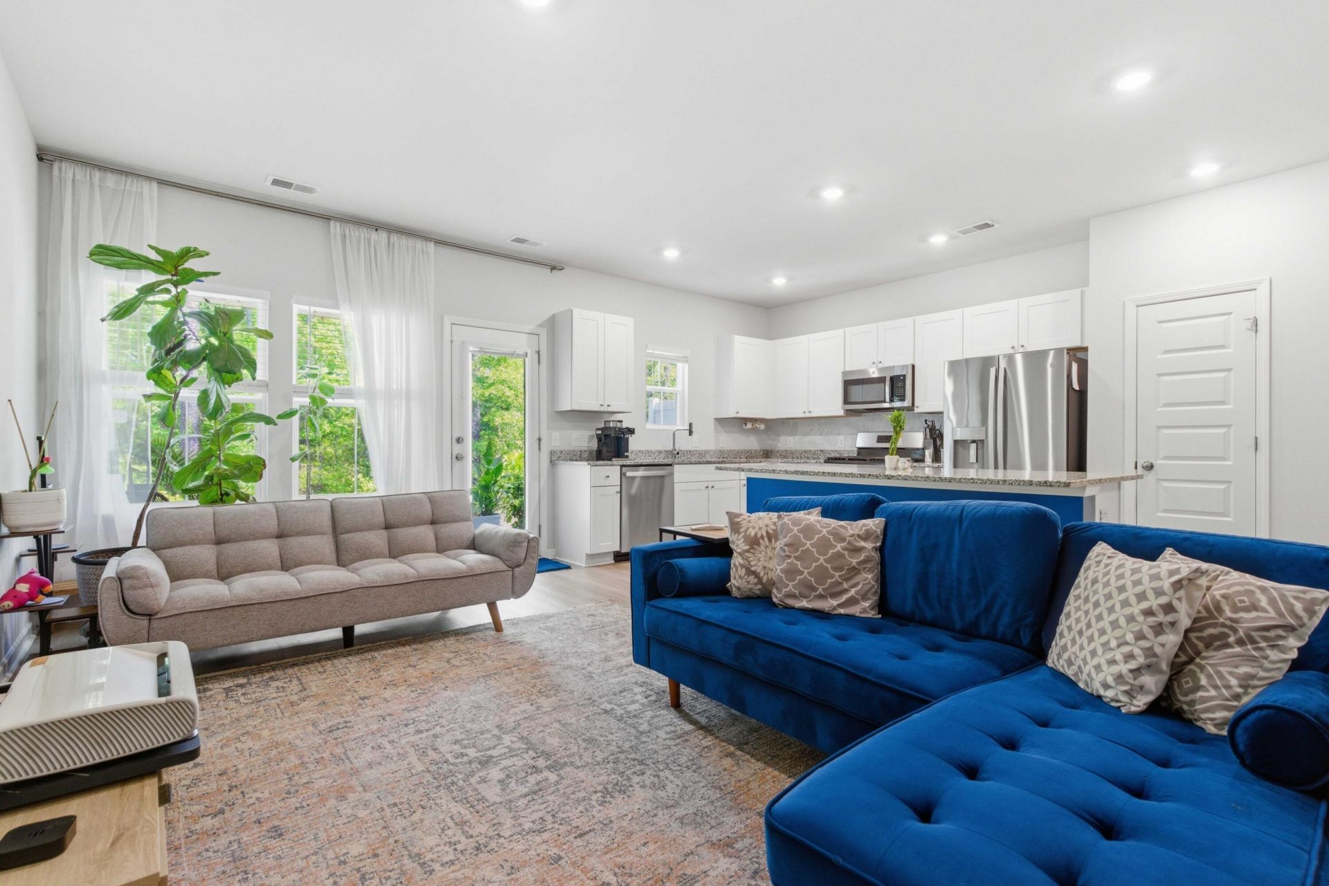 8052 Reagan Way Photo 4
