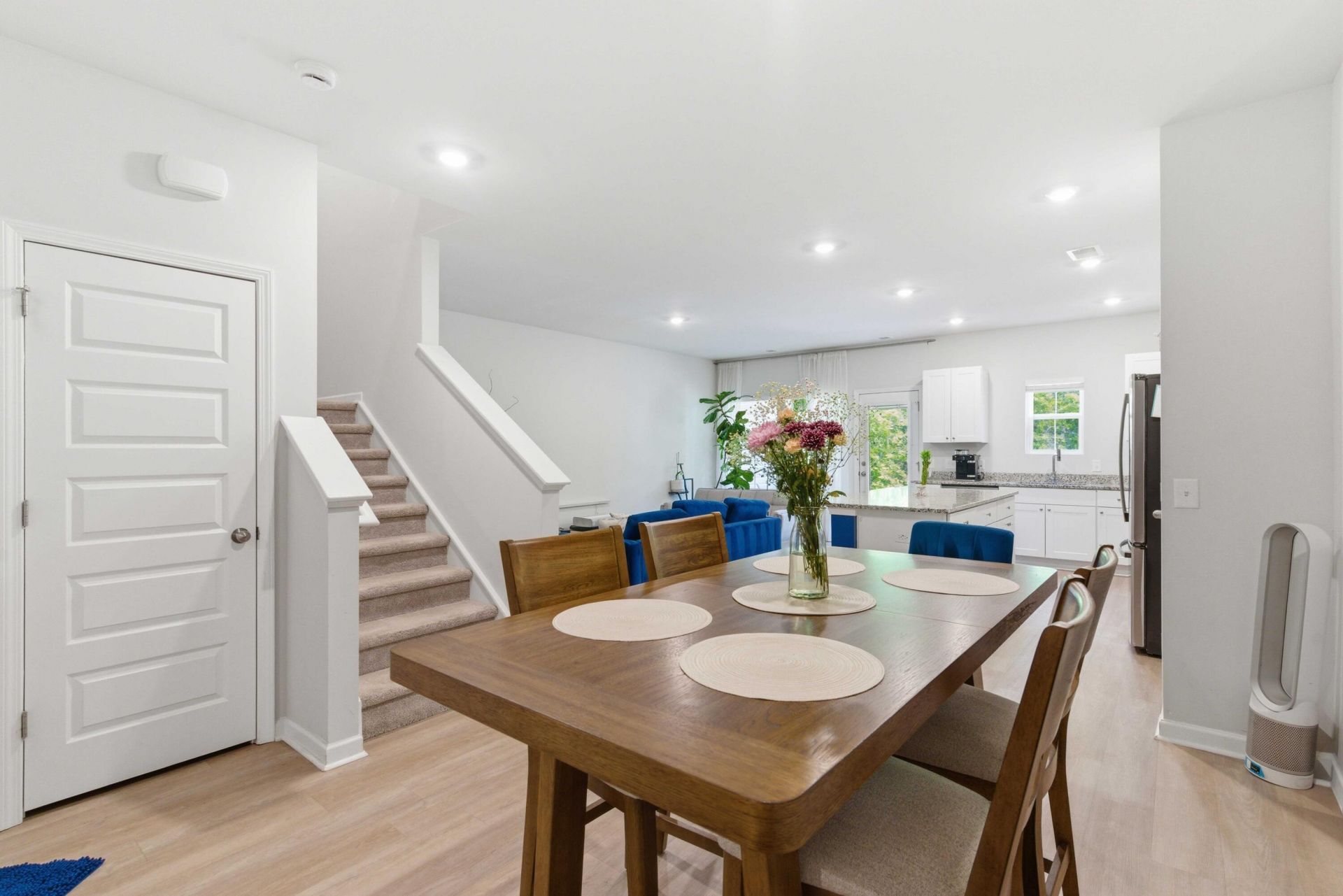 8052 Reagan Way Photo 4