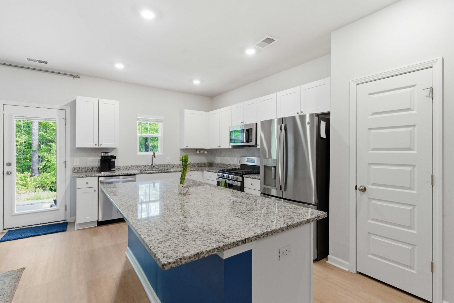 8052 Reagan Way Photo 5