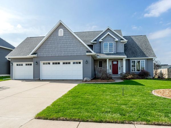 1051 W Price Street , Eldridge, IA 52748