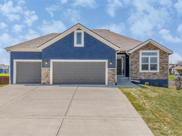 6992 141st Street, Basehor, KS 66007