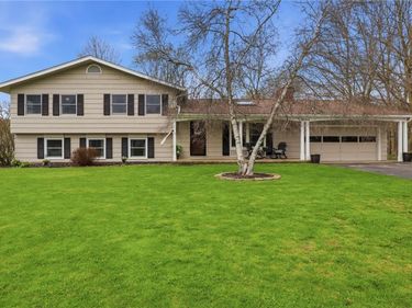 11 Saxony Road, Pittsford, NY 14534