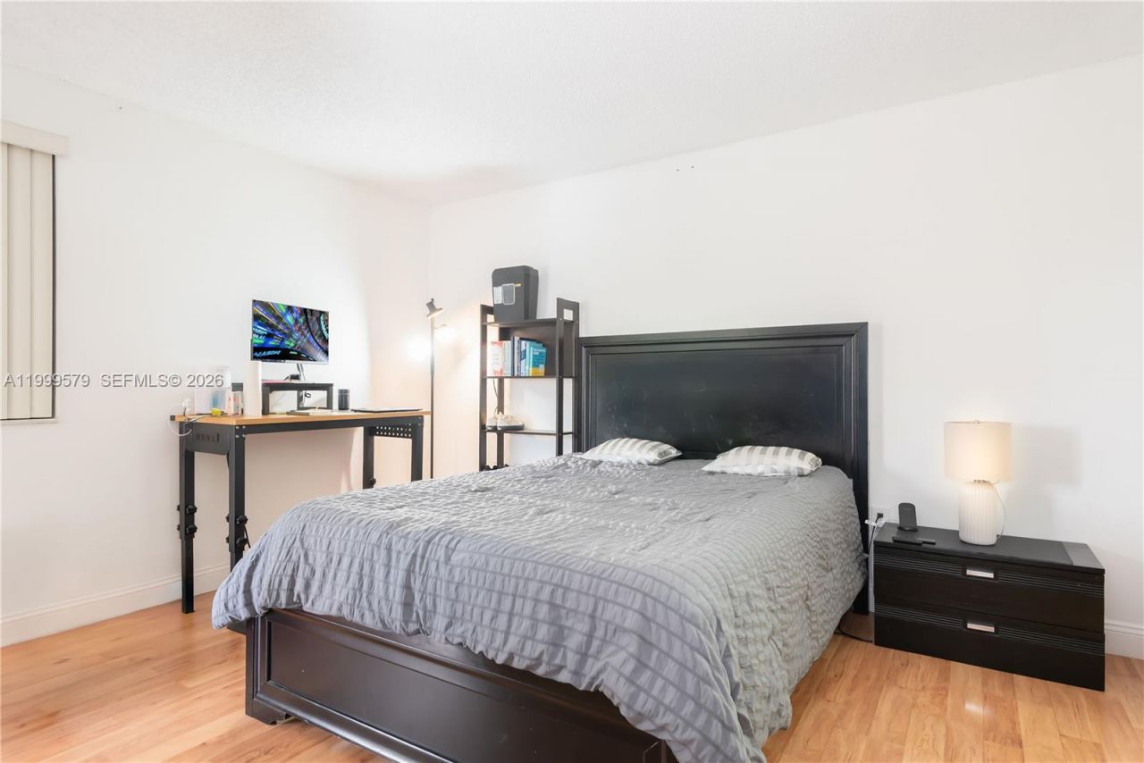 8885 Fontainebleau Blvd, Unit 205, Miami, FL 33172 Photo