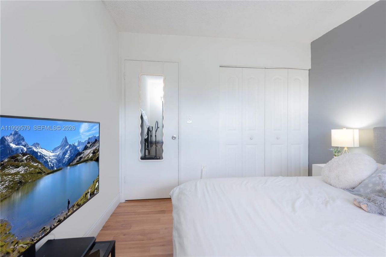 8885 Fontainebleau Blvd, Unit 205, Miami, FL 33172 Photo