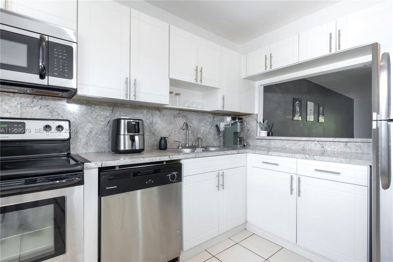 8885 Fontainebleau Blvd, Unit 205, Miami, FL 33172 Photo