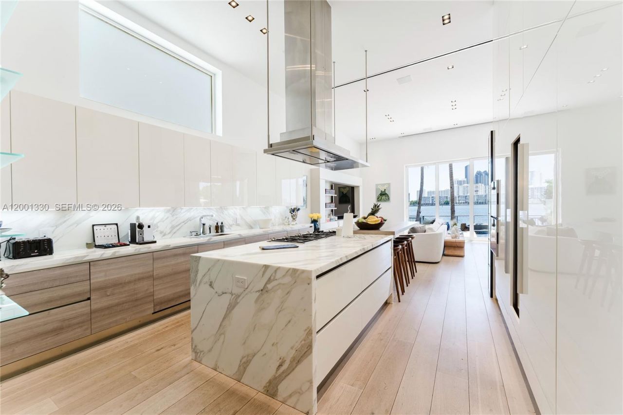 3916 Island Estates Dr , Aventura, FL 33160 Photo