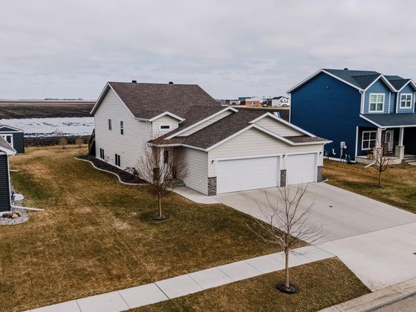 1702 42nd Street S, Moorhead, MN 56560