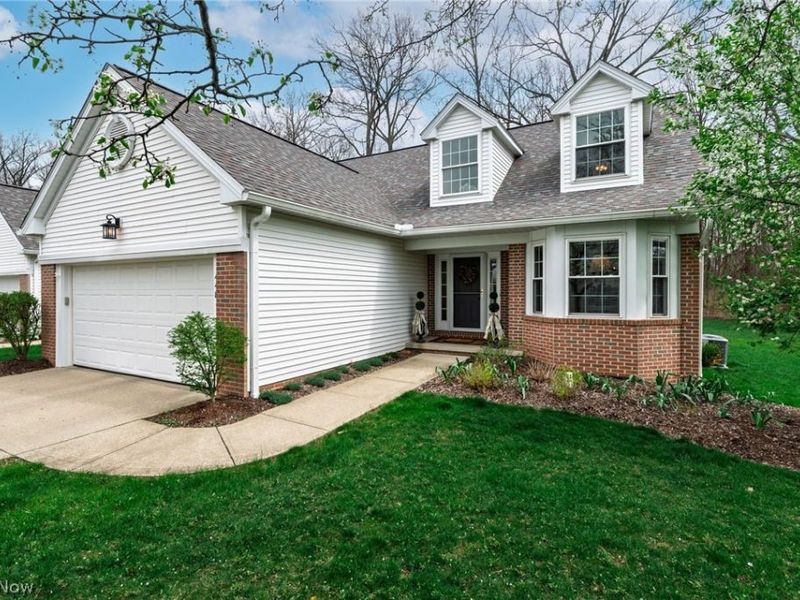 448 E Reserve Drive, Cuyahoga Falls, OH 44223 Photo 2