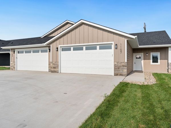 1109 S Foss Ave, Sioux Falls, SD 57110
