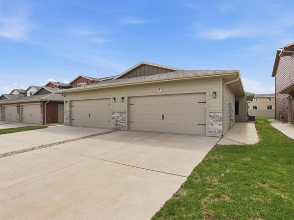 9427 W Dolores Dr, Sioux Falls, SD 57106