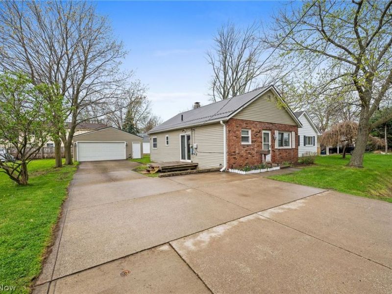 5686 Anna Court, Mentor on the Lake, OH 44060 Photo 2