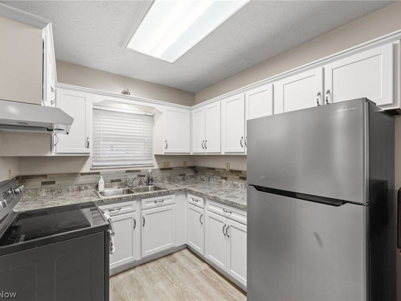 5686 Anna Court, Mentor on the Lake, OH 44060 Photo 4