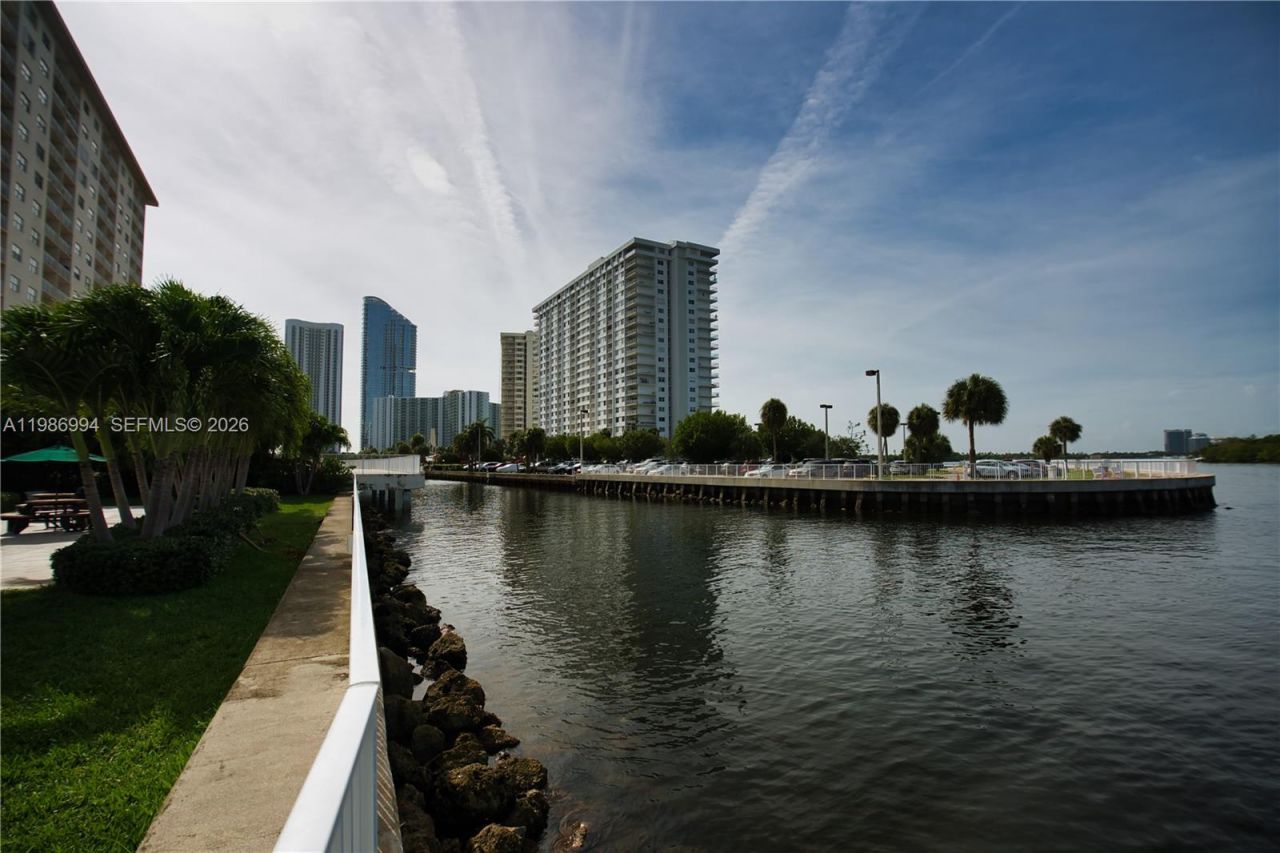 400 SE Kings Point Dr, Unit 822-23, Sunny Isles Beach, FL 33160 Photo