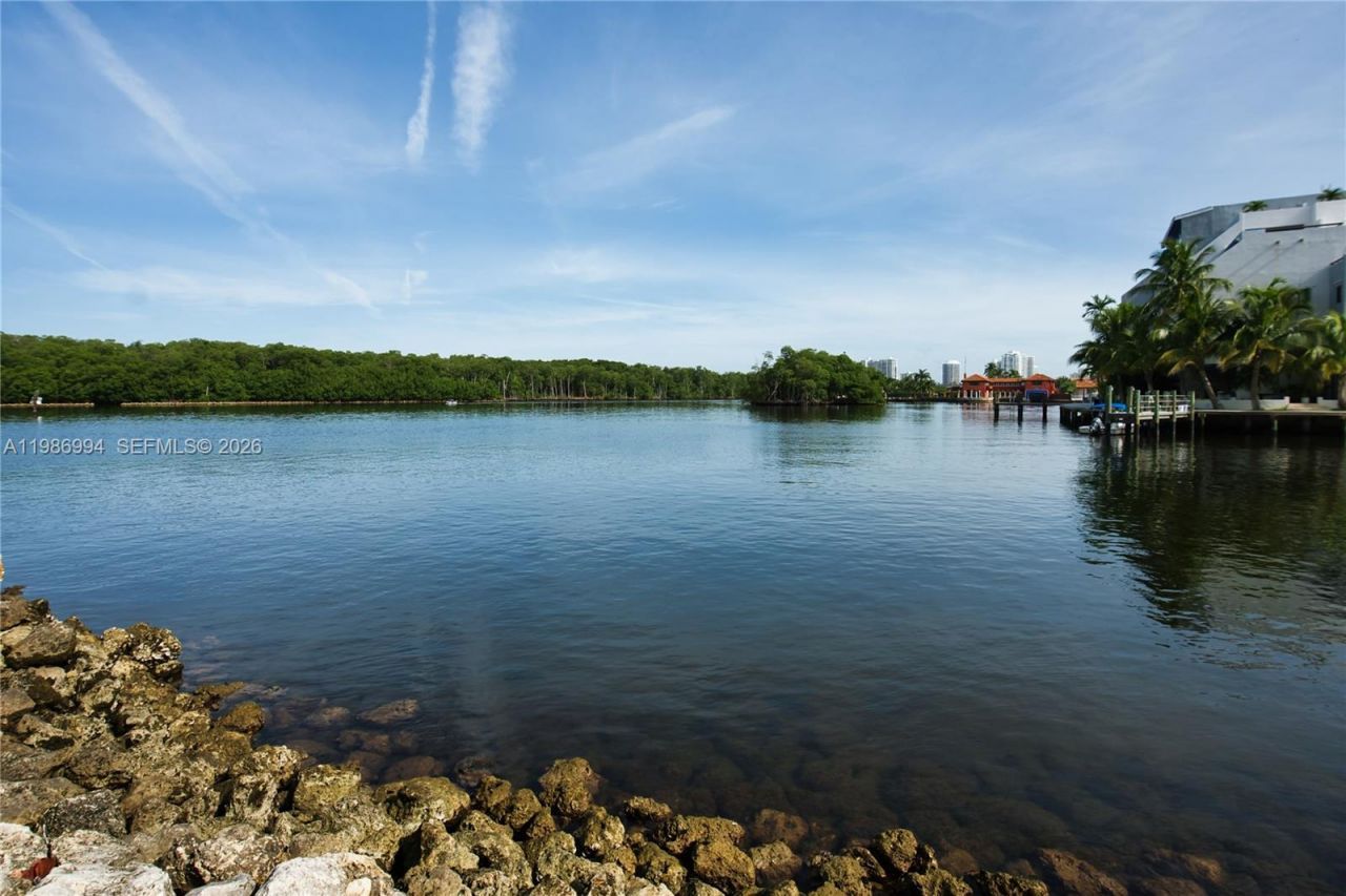 400 SE Kings Point Dr, Unit 822-23, Sunny Isles Beach, FL 33160 Photo