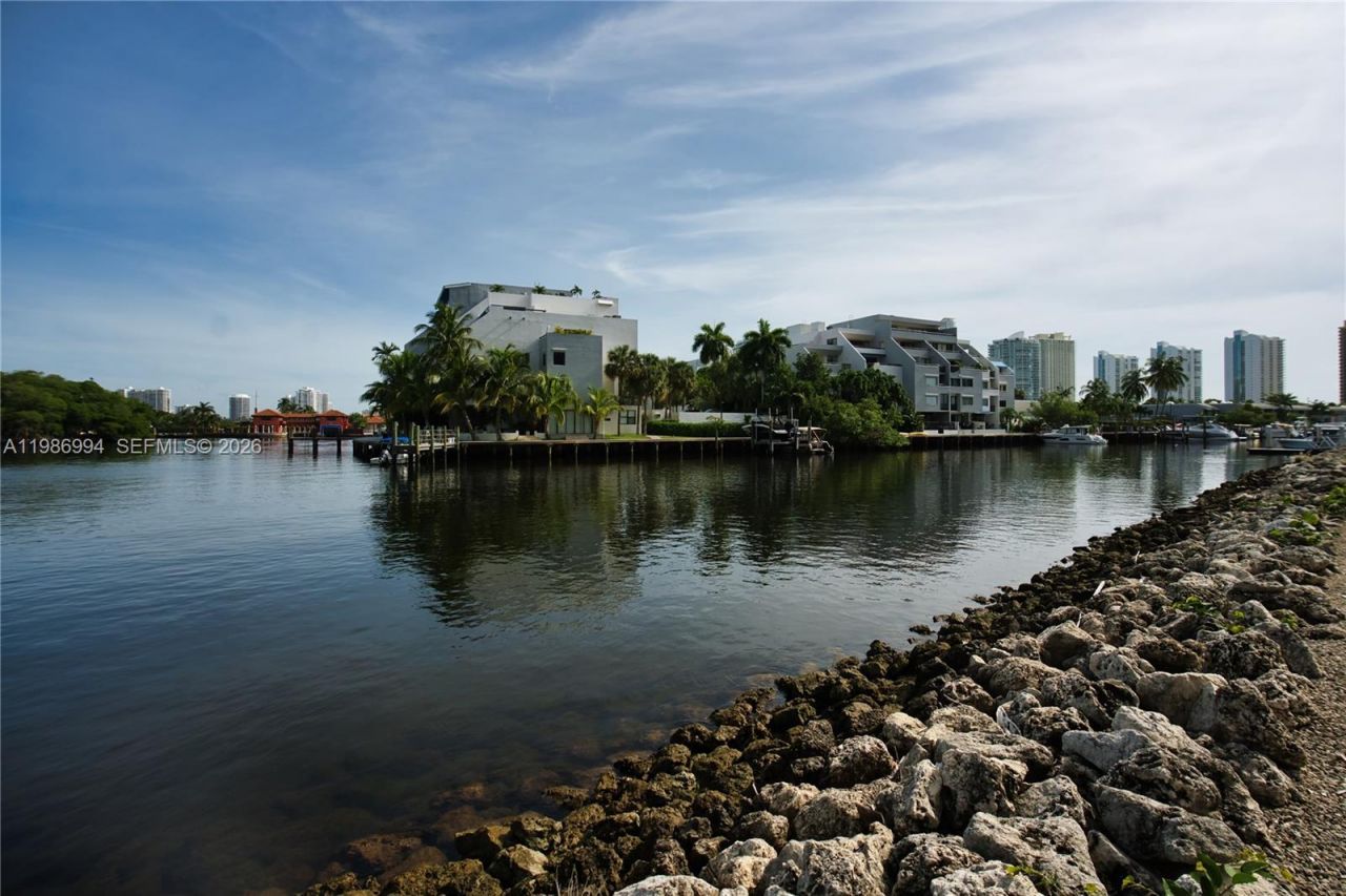 400 SE Kings Point Dr, Unit 822-23, Sunny Isles Beach, FL 33160 Photo