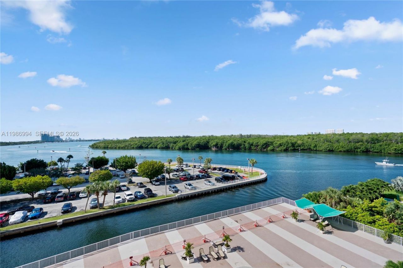 400 SE Kings Point Dr, Unit 822-23, Sunny Isles Beach, FL 33160 Photo