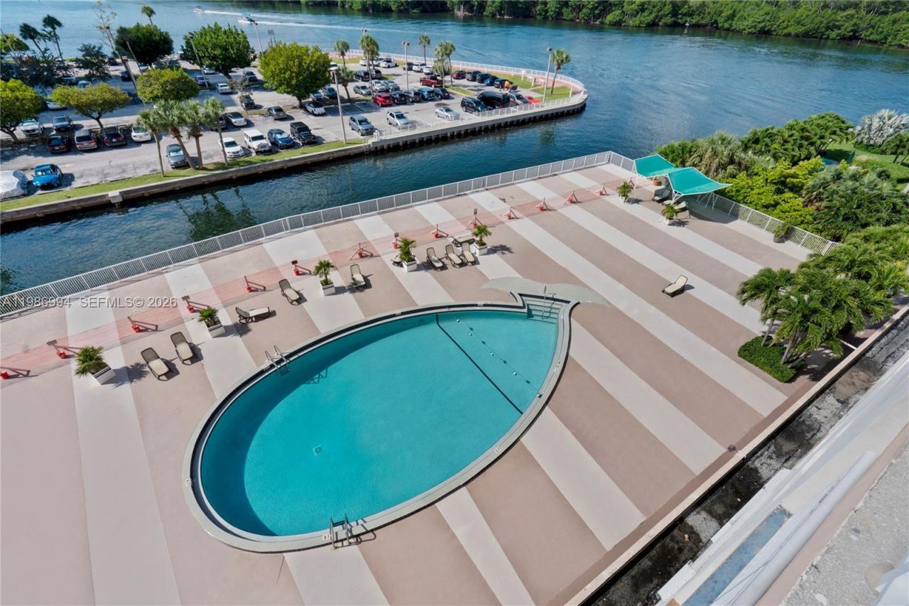 400 SE Kings Point Dr, Unit 822-23, Sunny Isles Beach, FL 33160 Photo