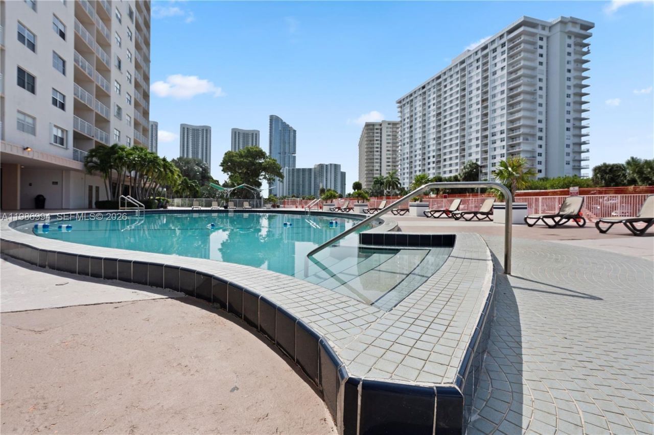 400 SE Kings Point Dr, Unit 822-23, Sunny Isles Beach, FL 33160 Photo