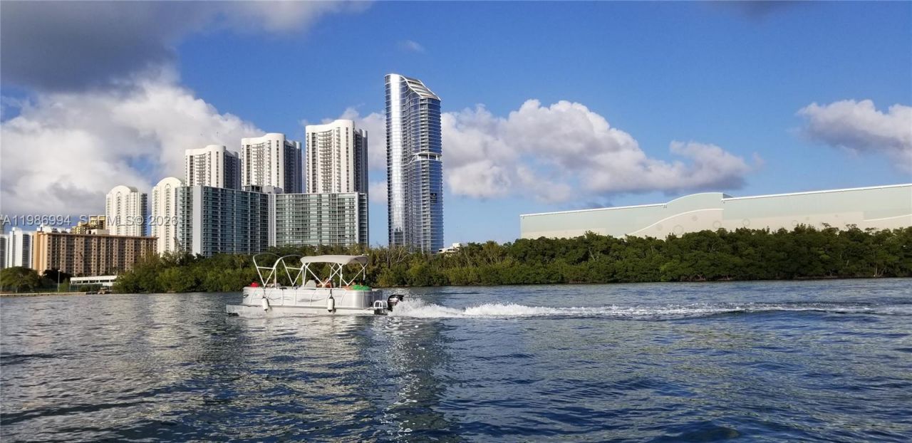 400 SE Kings Point Dr, Unit 822-23, Sunny Isles Beach, FL 33160 Photo