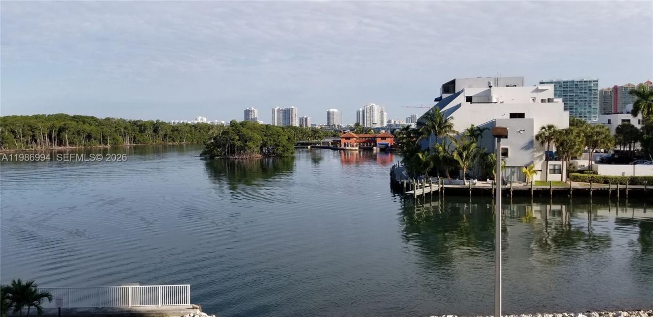 400 SE Kings Point Dr, Unit 822-23, Sunny Isles Beach, FL 33160 Photo