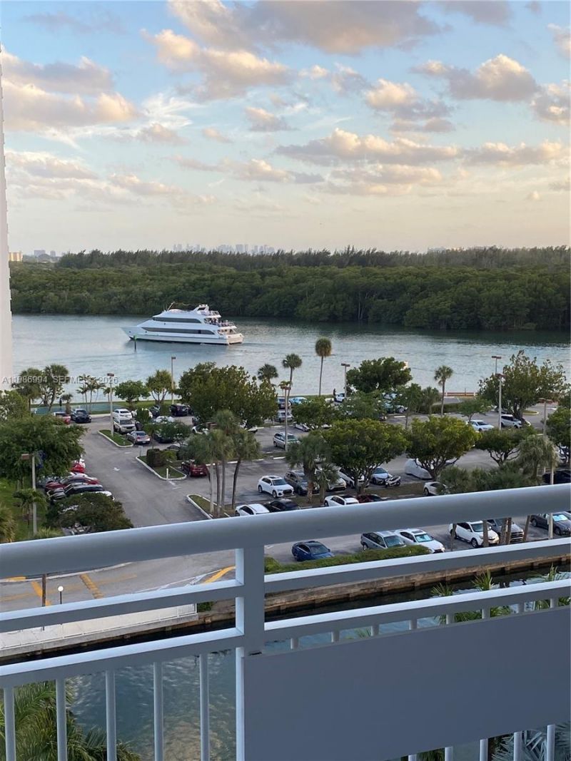 400 SE Kings Point Dr, Unit 822-23, Sunny Isles Beach, FL 33160 Photo